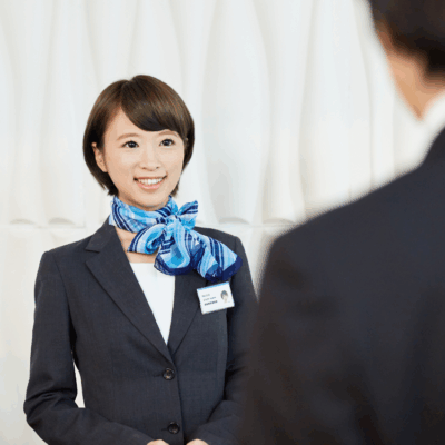 接客における言葉とジェスチャーの一致が信頼感と顧客満足を高めるコミュニケーションのイメージ