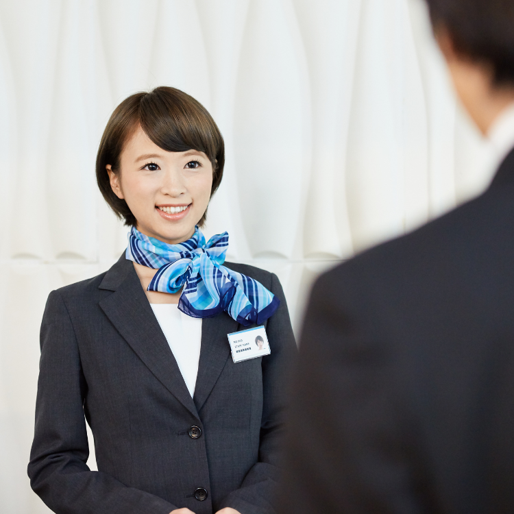 接客における言葉とジェスチャーの一致が信頼感と顧客満足を高めるコミュニケーションのイメージ